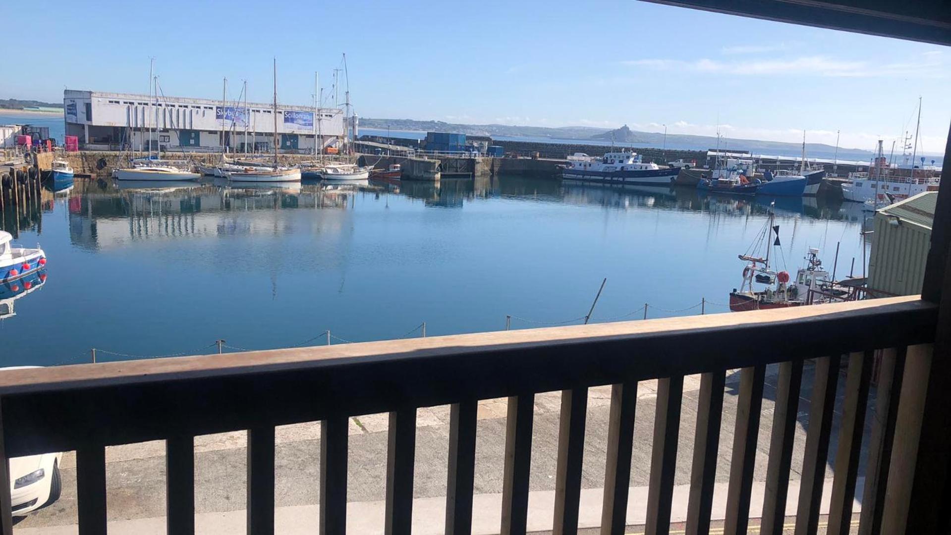 Sail Loft Lookout - Modern Harbourside Apartment With Character Features - 101 Penzance Exterior photo